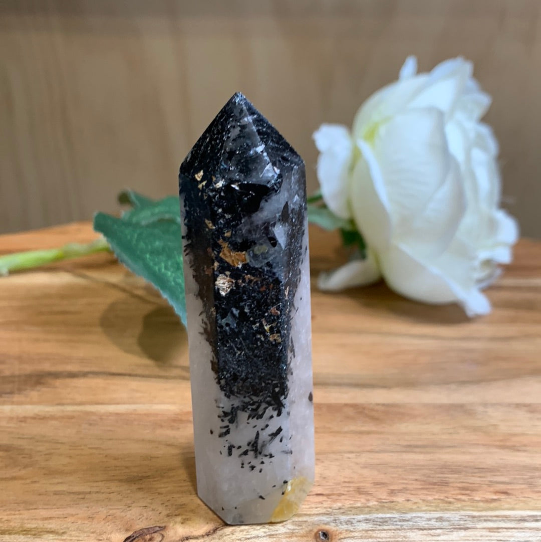 WHITE QUARTZ WITH BLACK TOURMALINE POINT