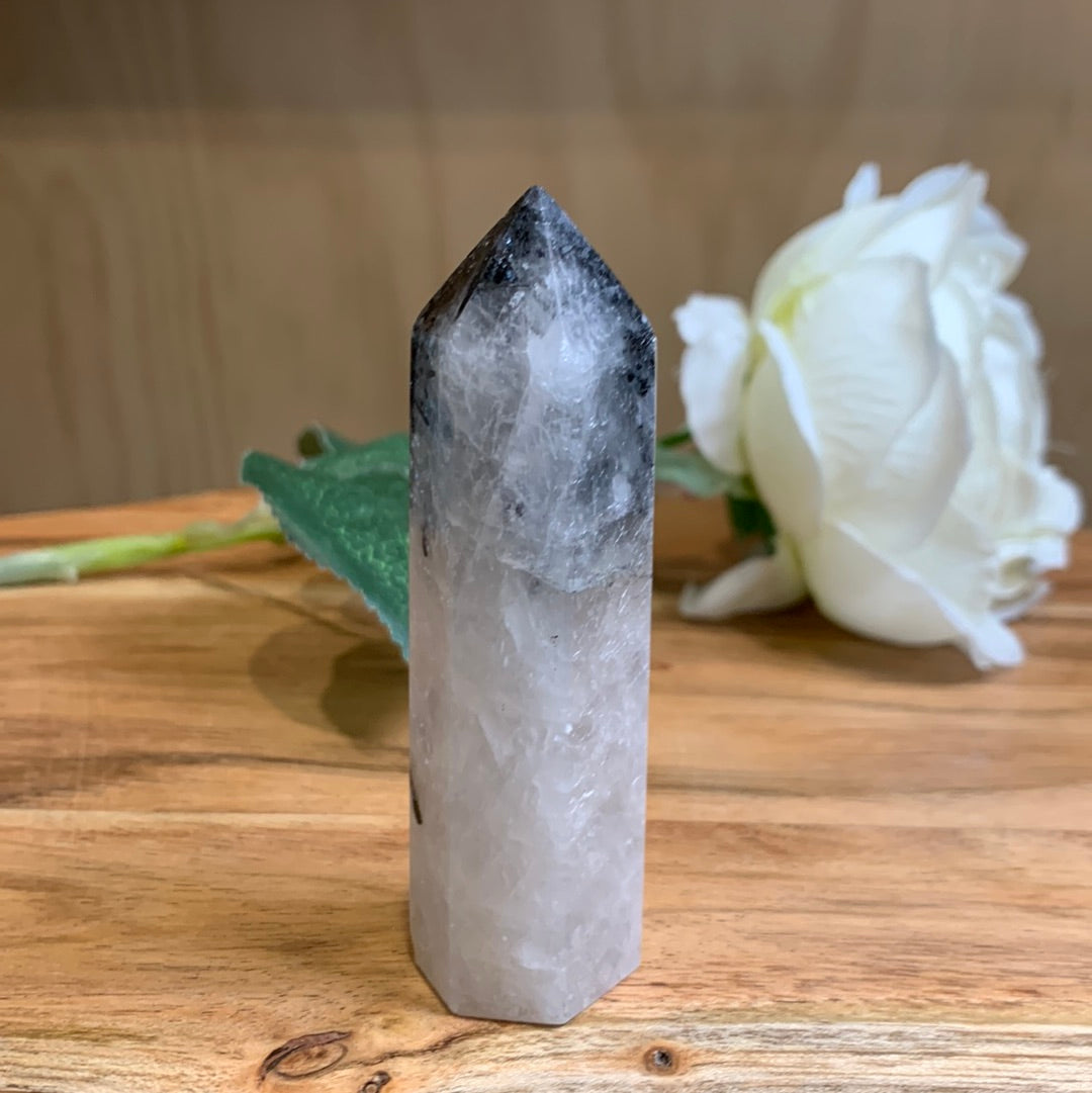 WHITE QUARTZ WITH BLACK TOURMALINE POINT