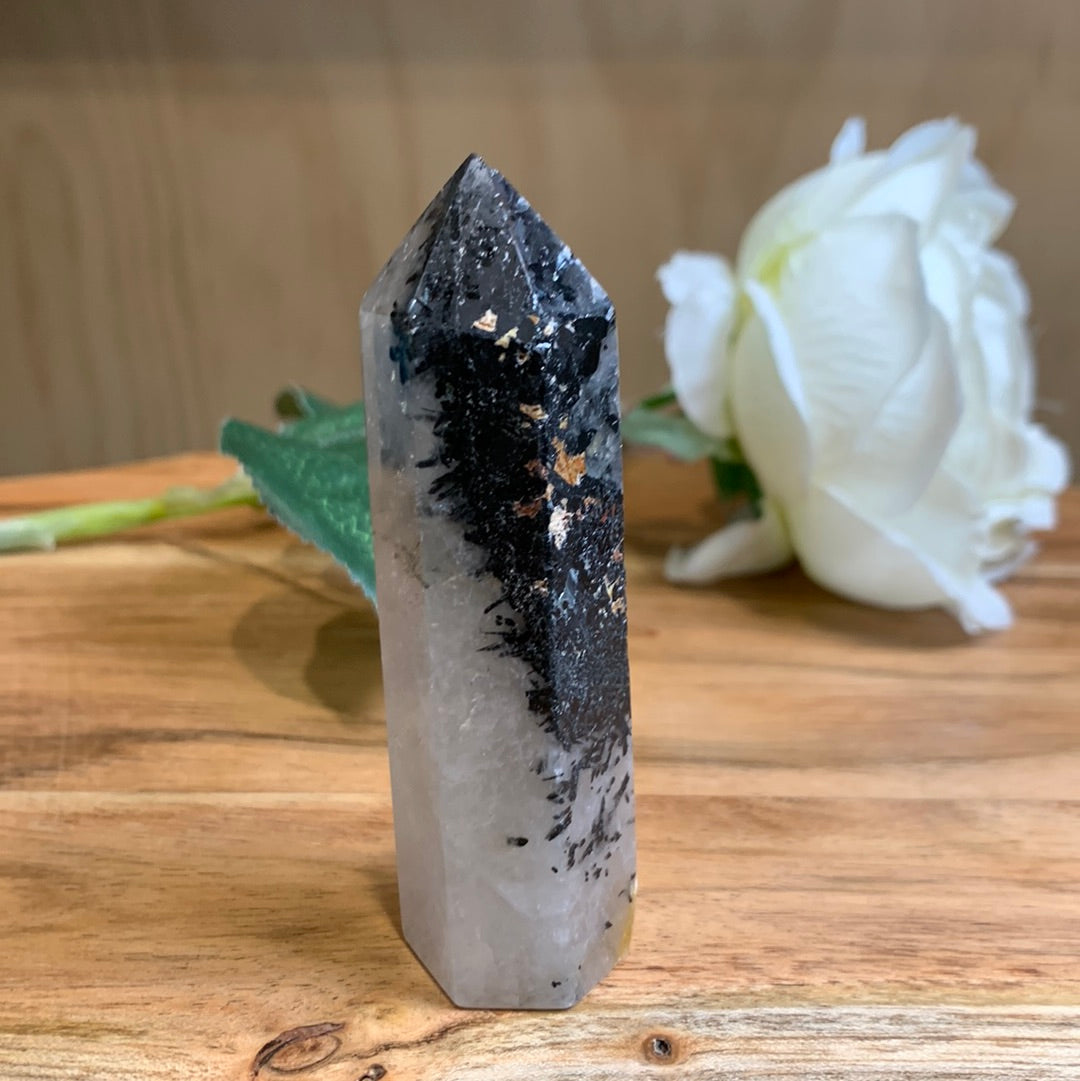 WHITE QUARTZ WITH BLACK TOURMALINE POINT