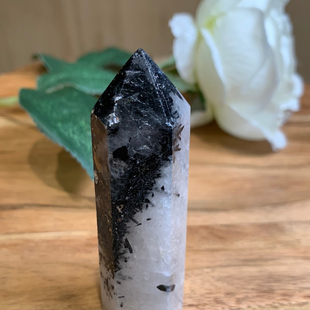 WHITE QUARTZ WITH BLACK TOURMALINE POINT