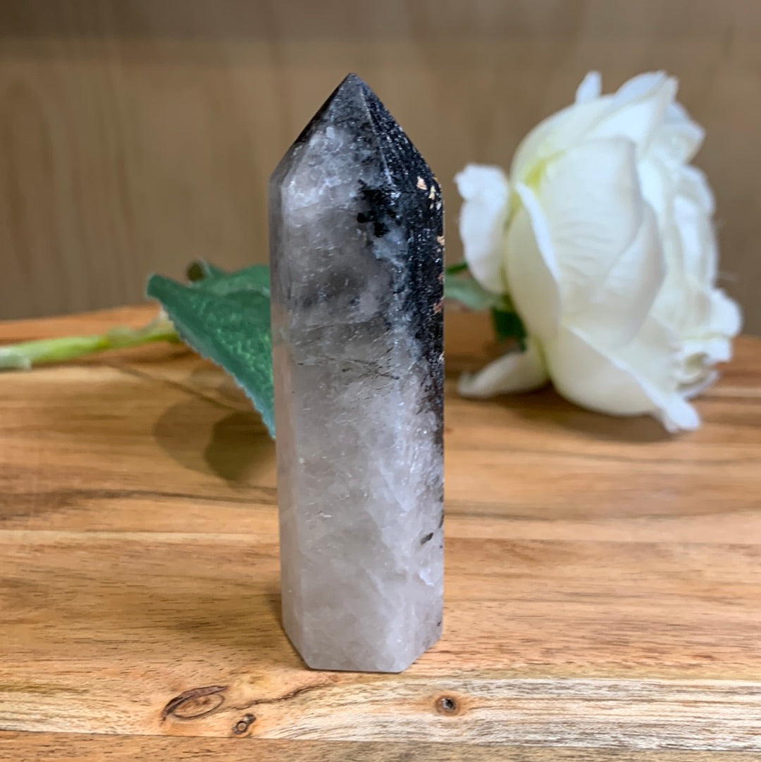 WHITE QUARTZ WITH BLACK TOURMALINE POINT