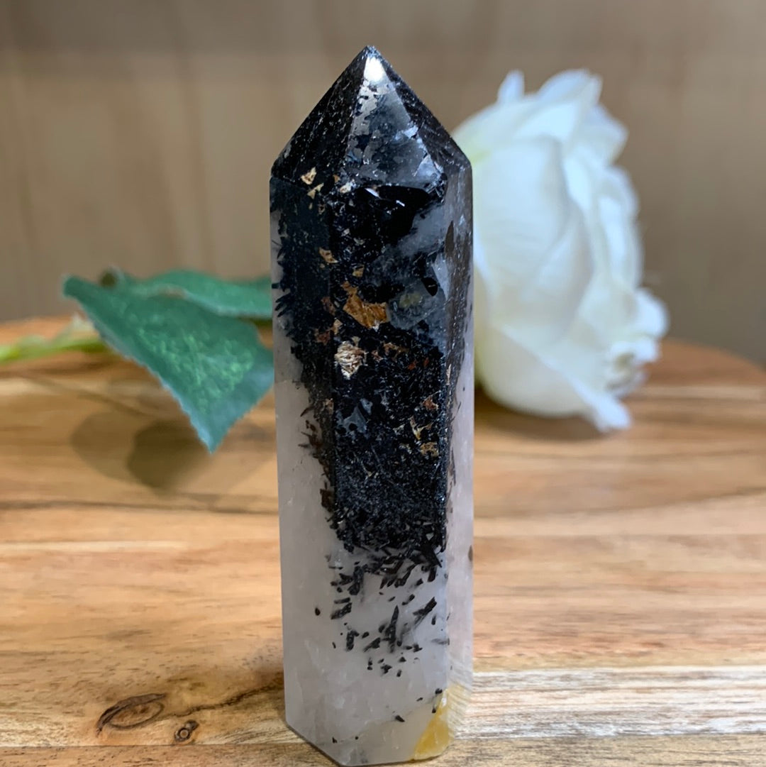 WHITE QUARTZ WITH BLACK TOURMALINE POINT