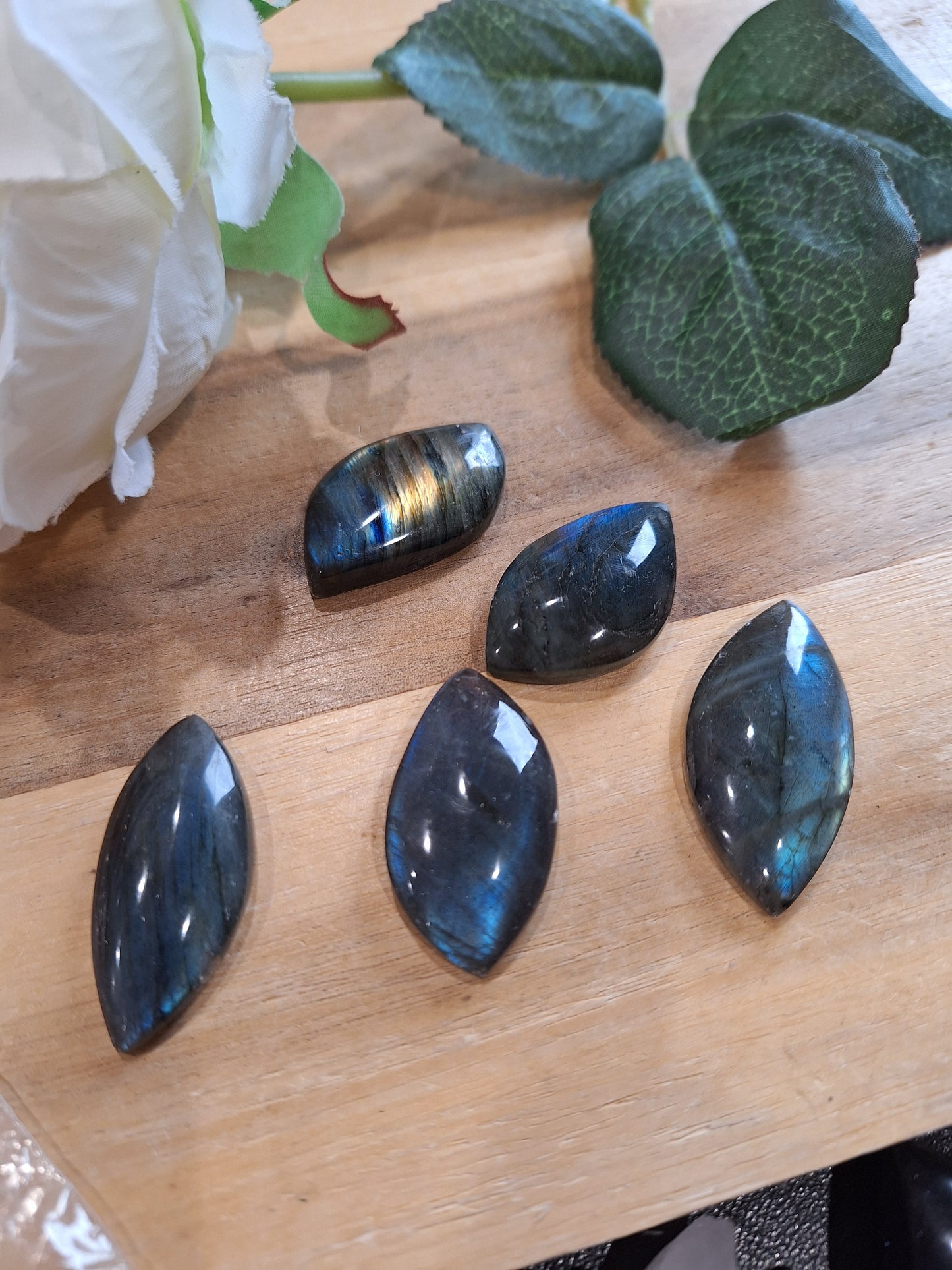 LABRADORITE LEAF (SO FLASHY)