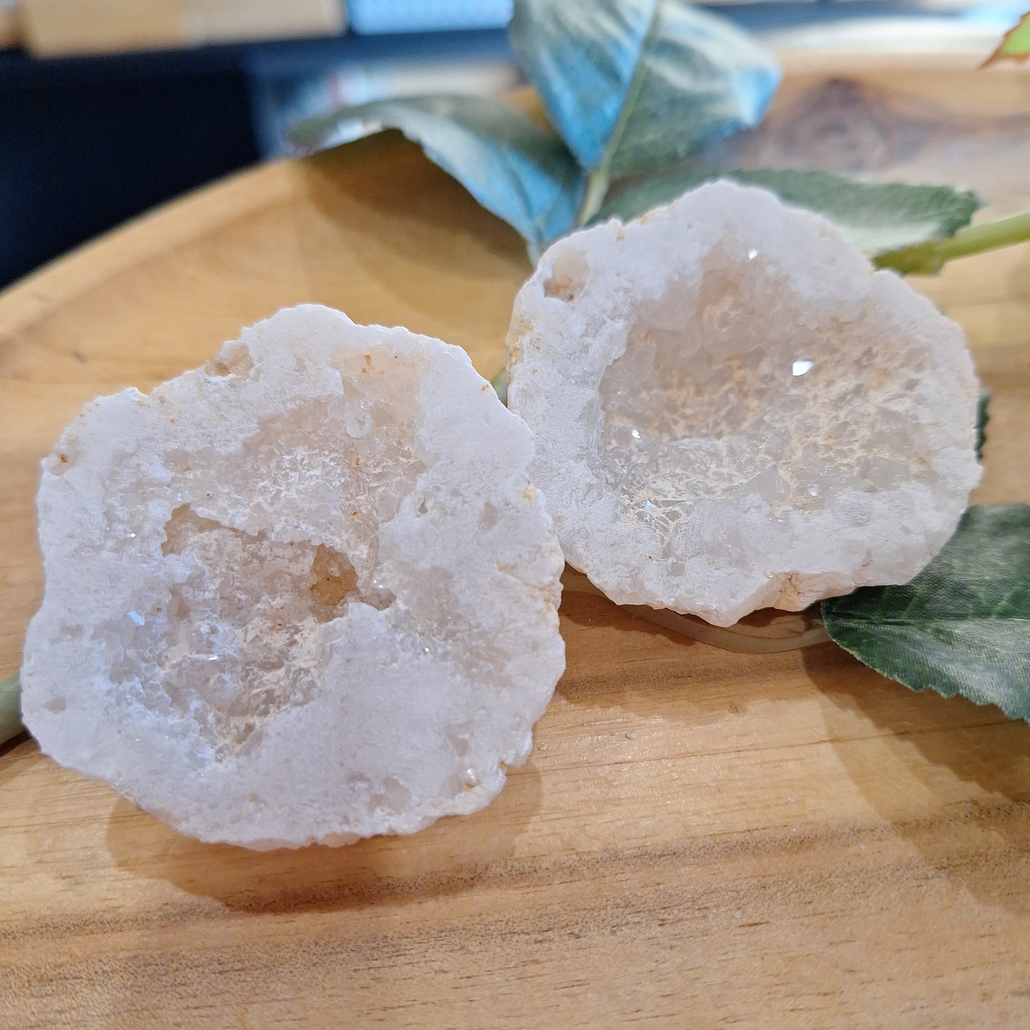 WHOLE GEODES CRACKED IN HALF, DRUUZY LAIDEN