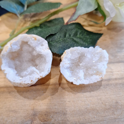 WHOLE GEODES CRACKED IN HALF, DRUUZY LAIDEN