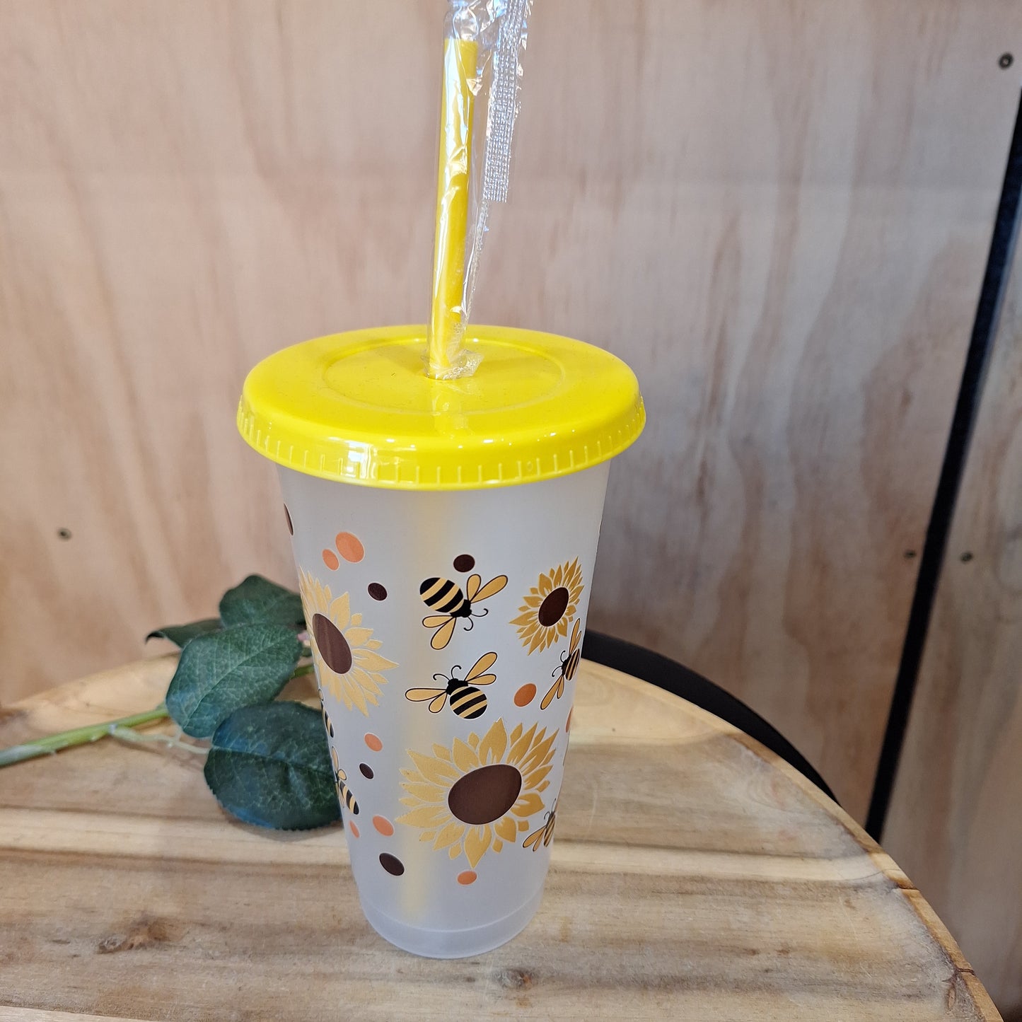 24oz REUSEABLE PLASTIC CUP WITH STRAW AND LID