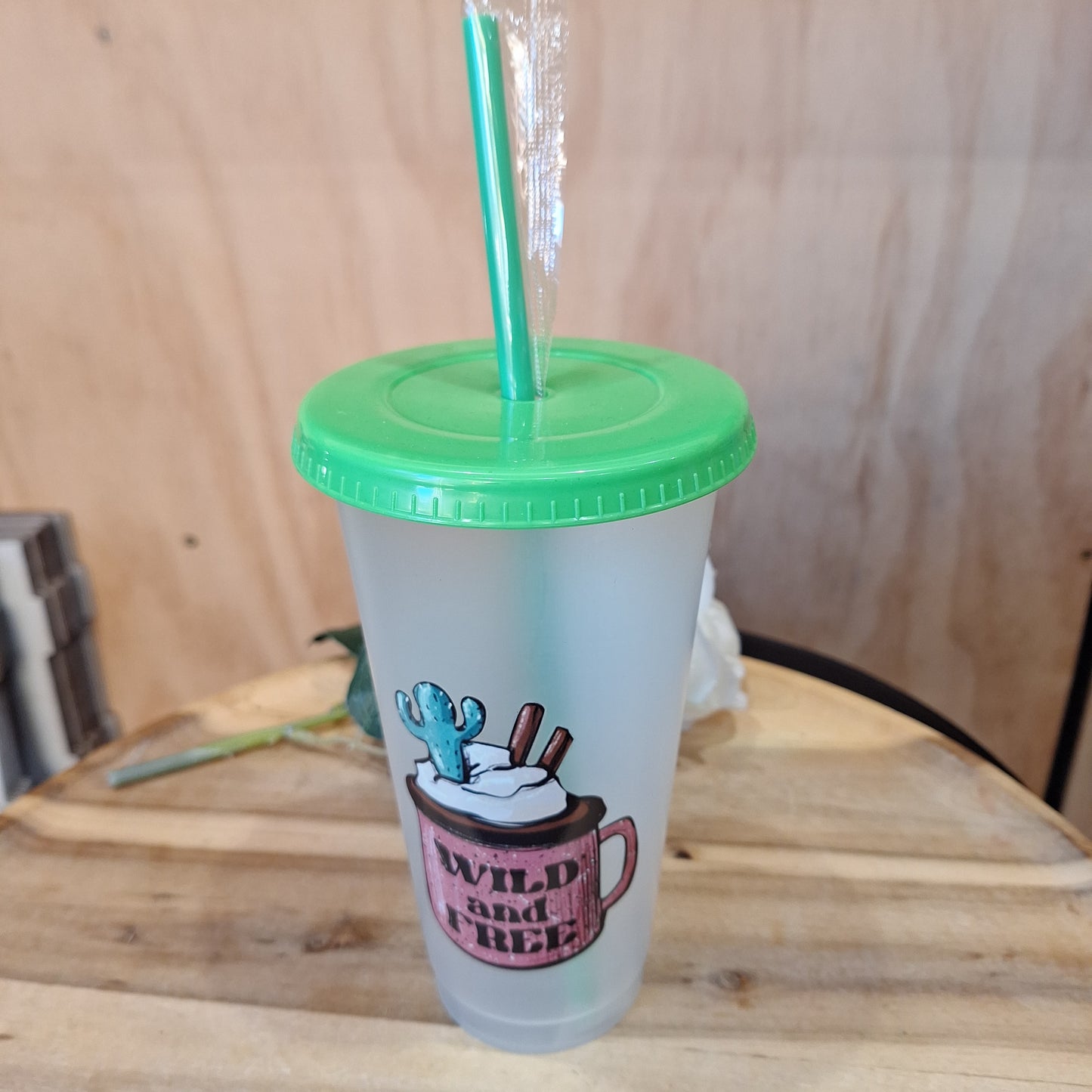 24oz REUSEABLE PLASTIC CUP WITH STRAW AND LID