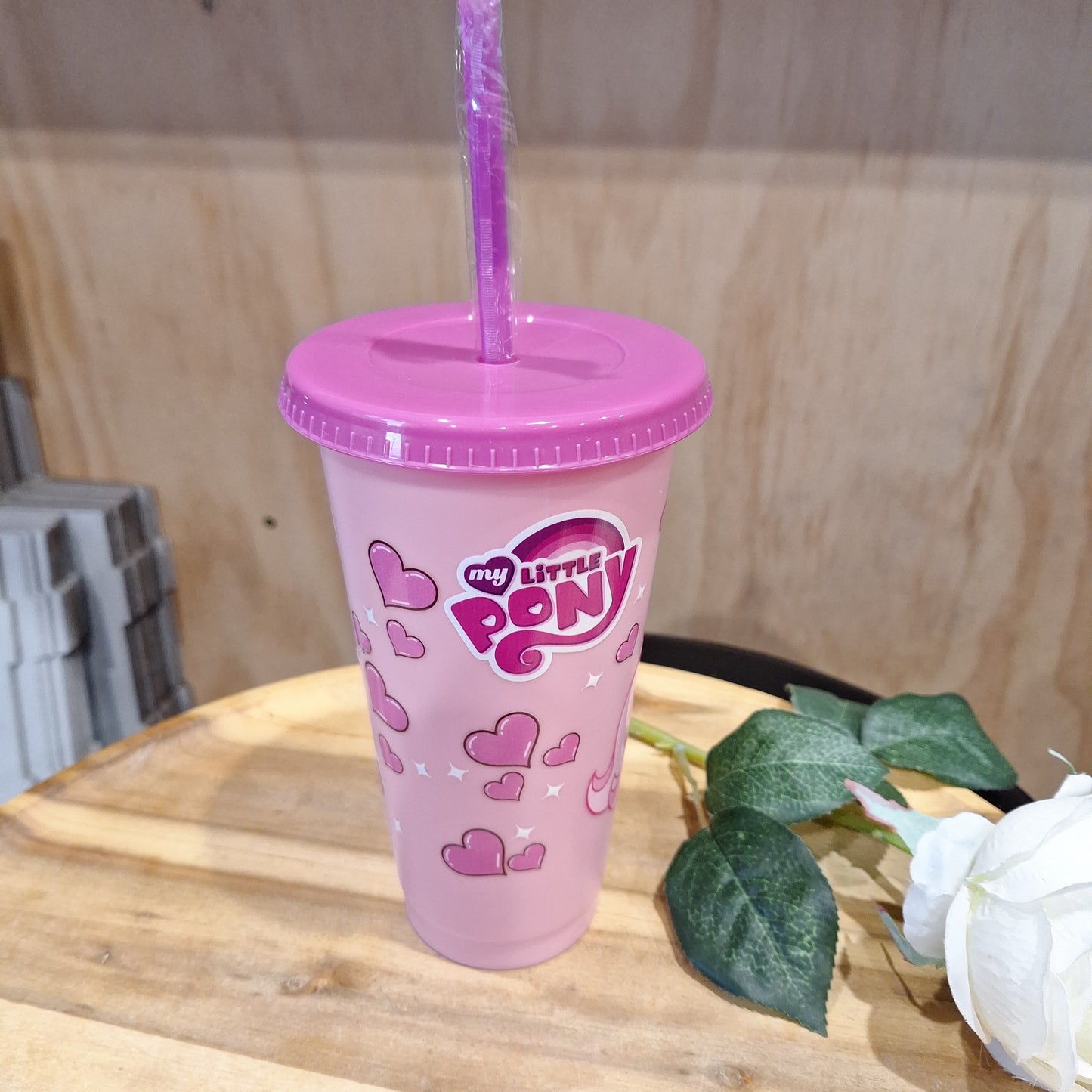 24oz REUSEABLE PLASTIC CUP WITH STRAW AND LID