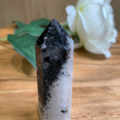 WHITE QUARTZ WITH BLACK TOURMALINE POINT