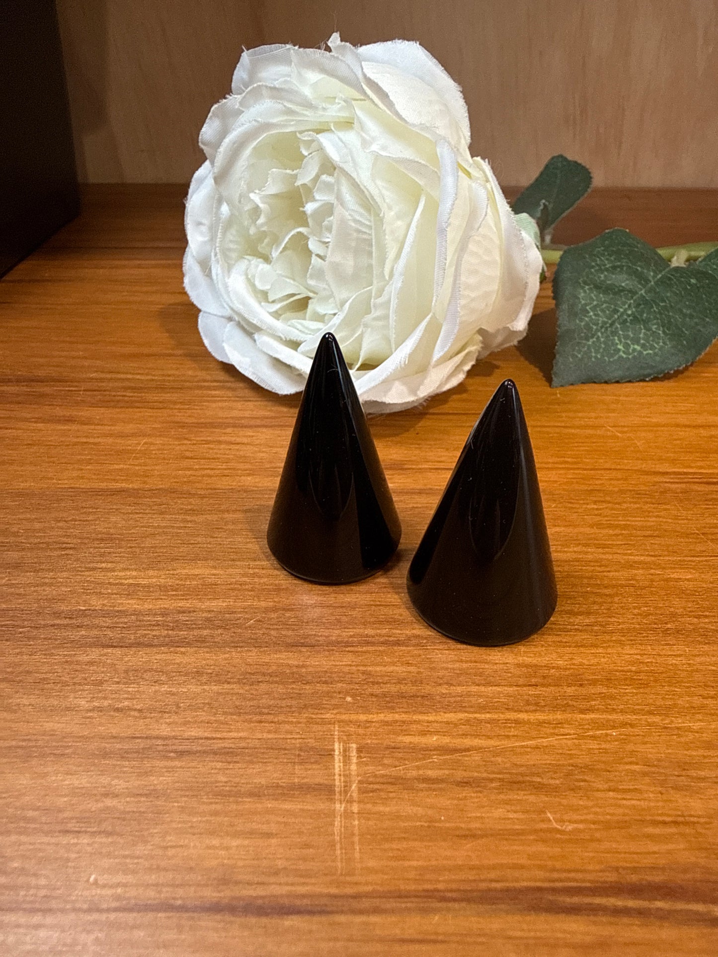 CRYSTAL RING HOLDERS