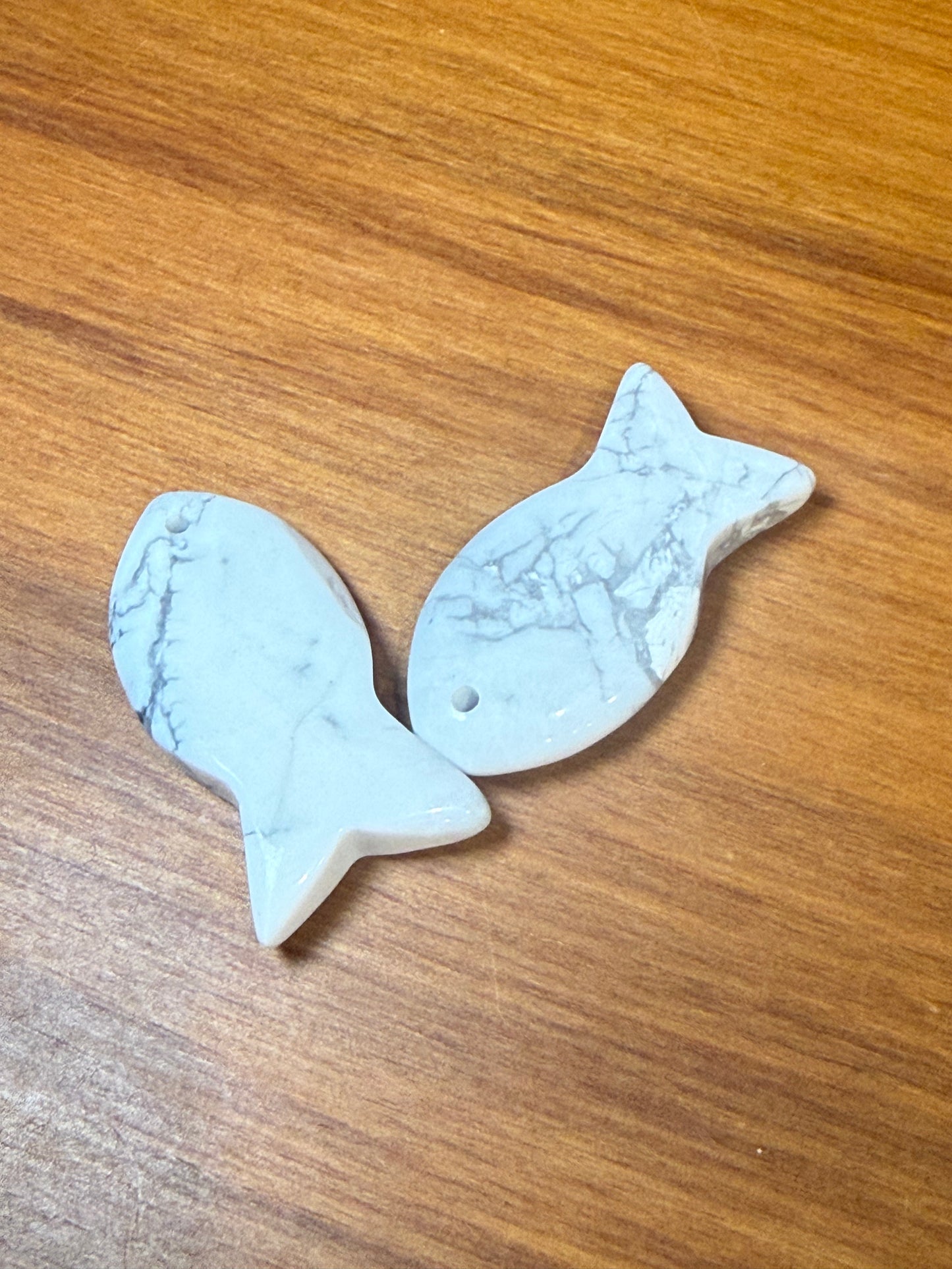 CRYSTAL FLAT FISH (flat, some with holes to hang)