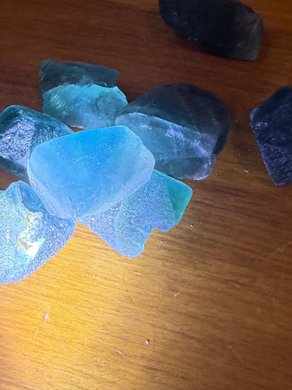 BLUE FLUORITE RAWS (UV ACTIVE)