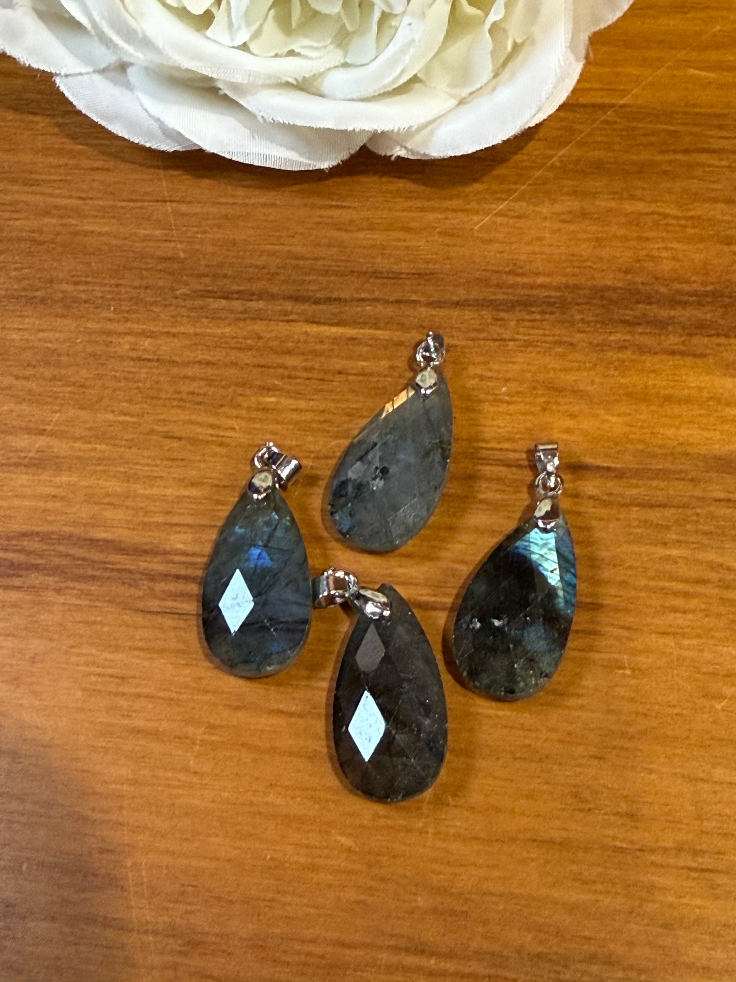 CRYSTAL PENDANTS/NECKLACES
