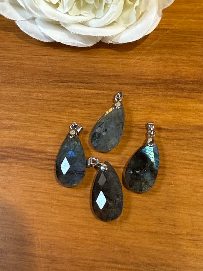 CRYSTAL PENDANTS/NECKLACES
