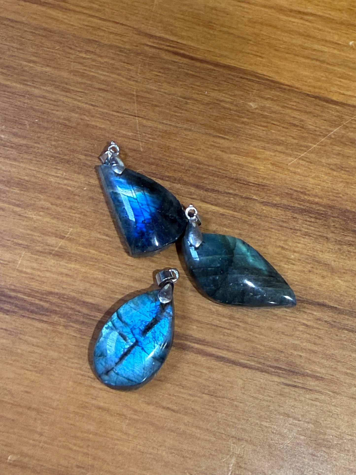 CRYSTAL PENDANTS/NECKLACES