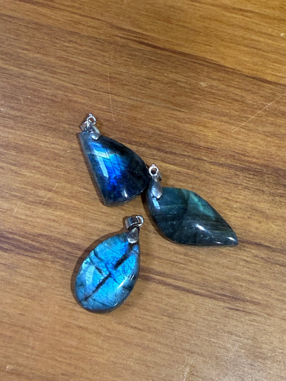 CRYSTAL PENDANTS/NECKLACES