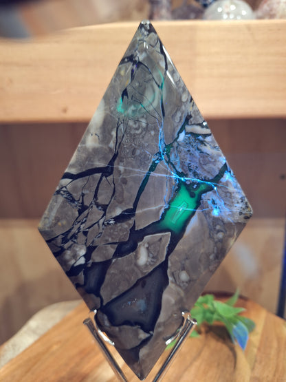 VOLCANO AGATE DIAMONDS