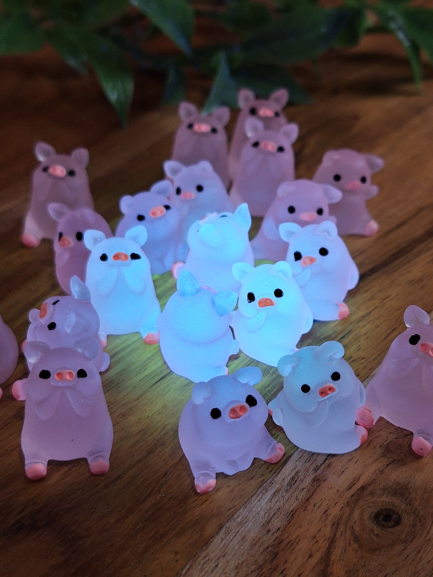 EVERYTHING THAT GLOWS IN THE DARK  (NON CRYSTAL LUMINOUS RESIN)