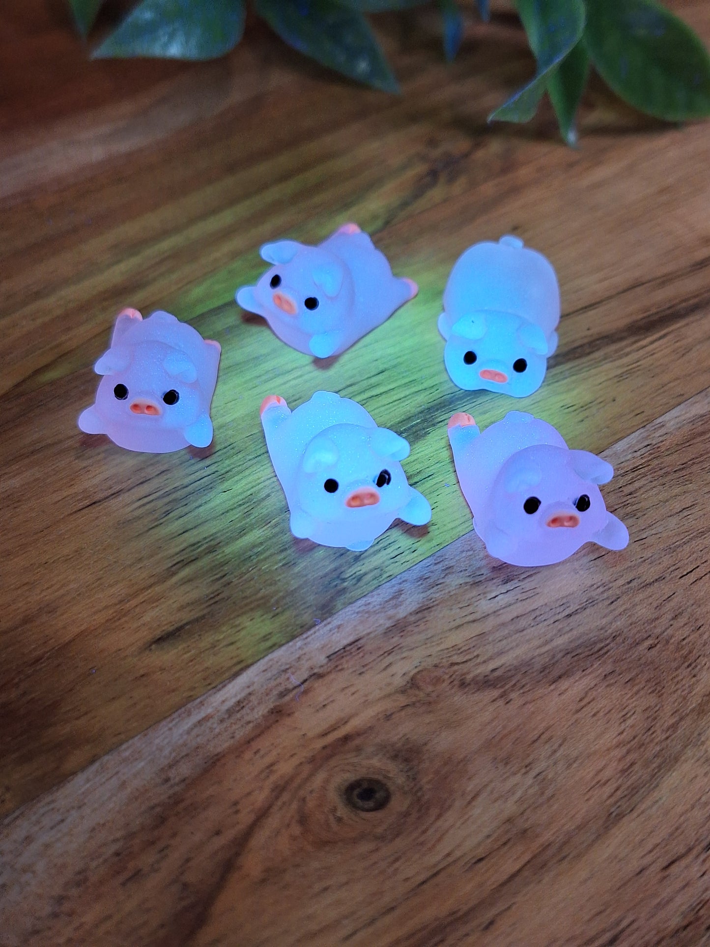 EVERYTHING THAT GLOWS IN THE DARK  (NON CRYSTAL LUMINOUS RESIN)